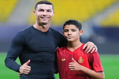 قد يسير على خطى والده.. نجل كريستيانو رونالدو يقترب من ريال مدريد